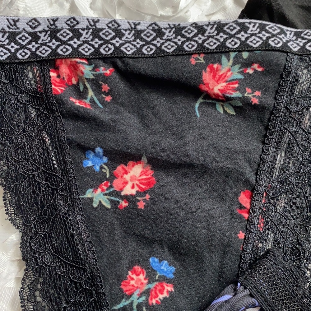 . Bundle of 4 new panties size small - Picture 2 of 5